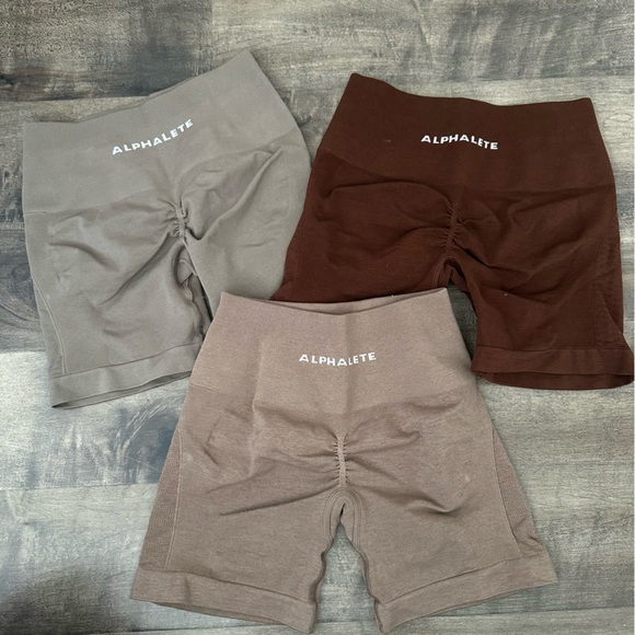 Alphalete Pants - Alphalete contour shorts